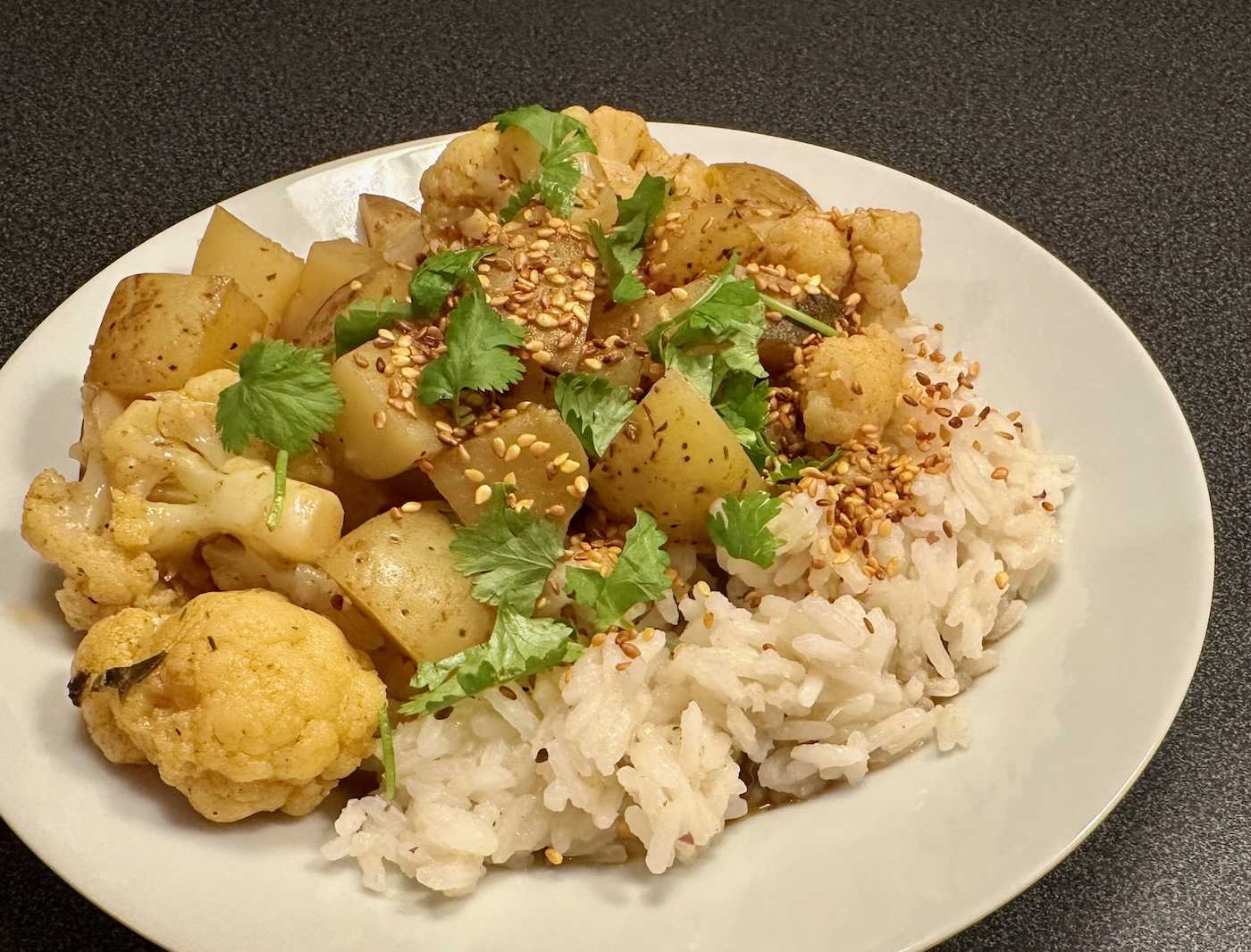 Gelbes Blumenkohl-Kartoffel Curry